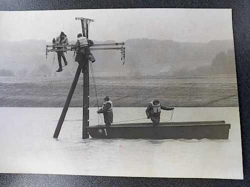 „Einmal lief das Wasser so schnell ein, dass wir mit einem Boot die Stromleitung kappen mussten“, erinnert sich Hermann Scheid. Foto Hermann Scheid.
