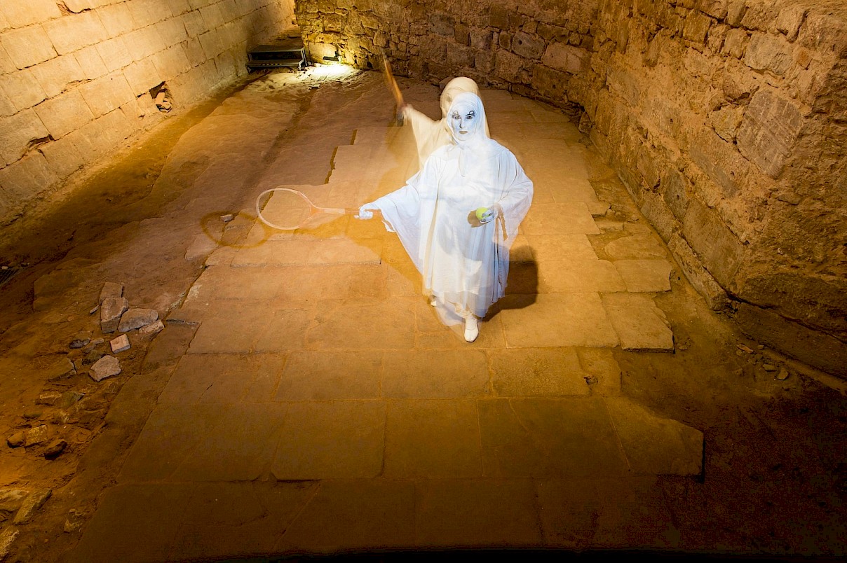 Das Schlossgespenst spielt im Schlossgraben Tennis. Natürlich ganz in weiß, wie es sich gehört. Foto: Oliver Dietze, Historisches Museum Saar