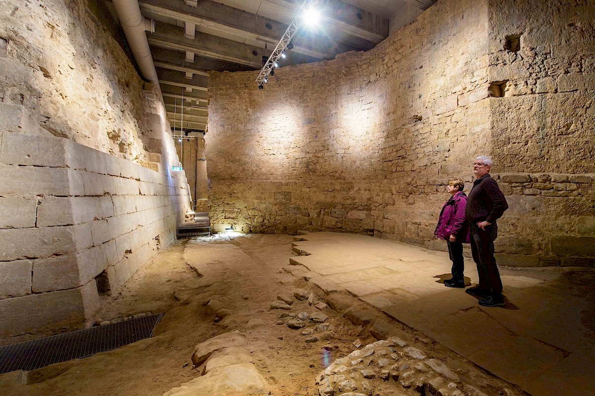 Besucher auf dem Tennisfeld im Saarbrücker Burg- und Schlossgraben. Foto Oliver Dietze, Historisches Museum Saar