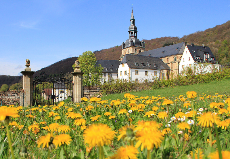 Die Benediktiner Abtei Tholey im Frühling.  Foto: Bonenberger & Klos
